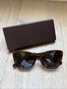Fendi Brown Tortoiseshell FF Logo Cat-Eye Sunglasses